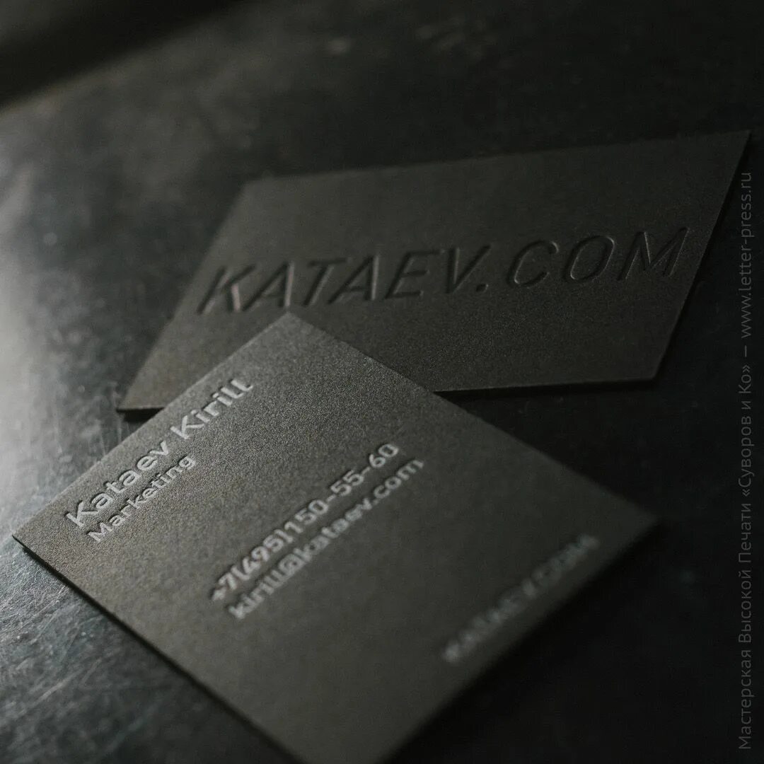 Черная визитка с золотым тиснением. Обложка для удостоверения из кожи. Визитка матовая с тиснением. Двусторонняя визитка. Черная визитка с фольгированием.