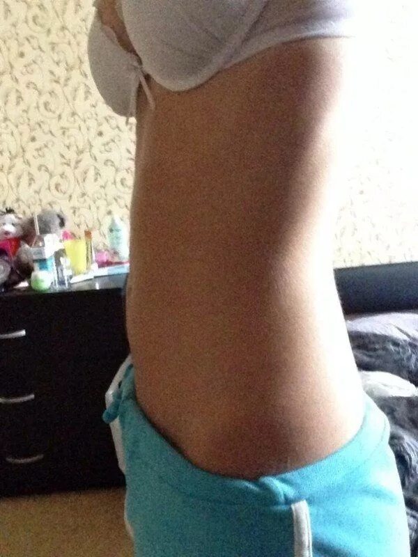 Обычный живот. Небольшой женский животик с жирком. Нормальный живот. Живот вид сбоку женщины. Средний живот.