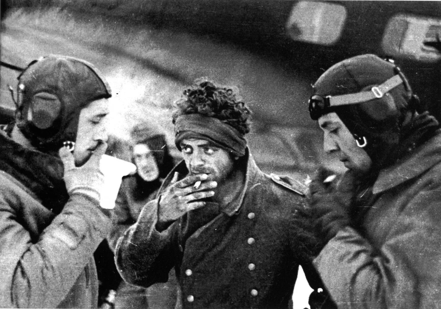 Потратить вов. Советские солдаты в Сталинграде. Советские солдаты курят. Летчики под Сталинградом.