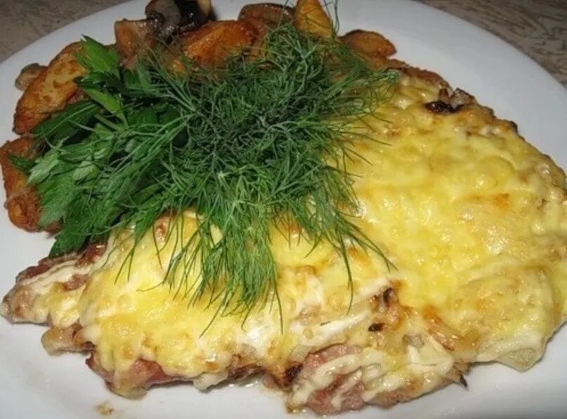 Свинина в сыре и яйце. Свинина под сыром и картошкой. свинина под сыром в духовке. свинина под майонезом в духовке. омлет со свининой.