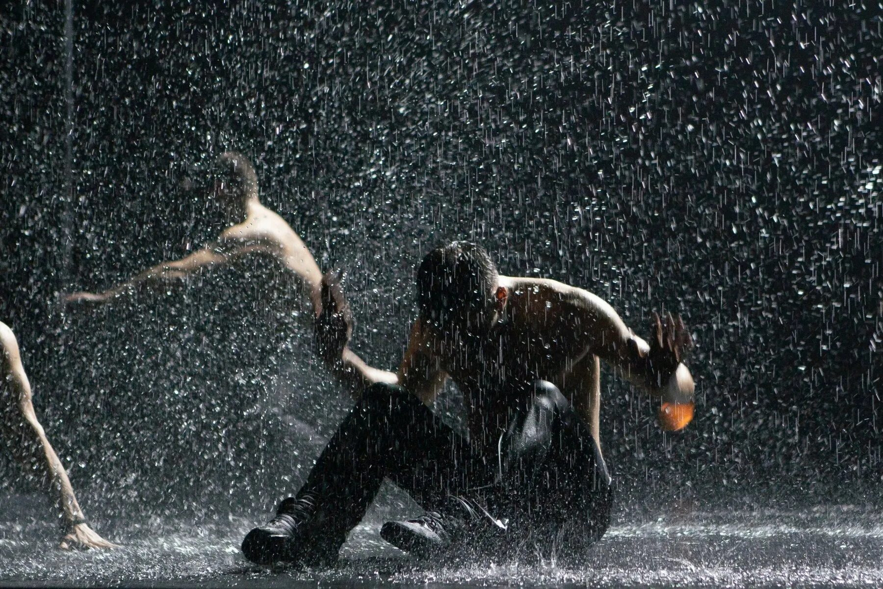 She s in the rain. Танцы под дождем. Под дождем. Танец под дождем фото. Парень под дождем.