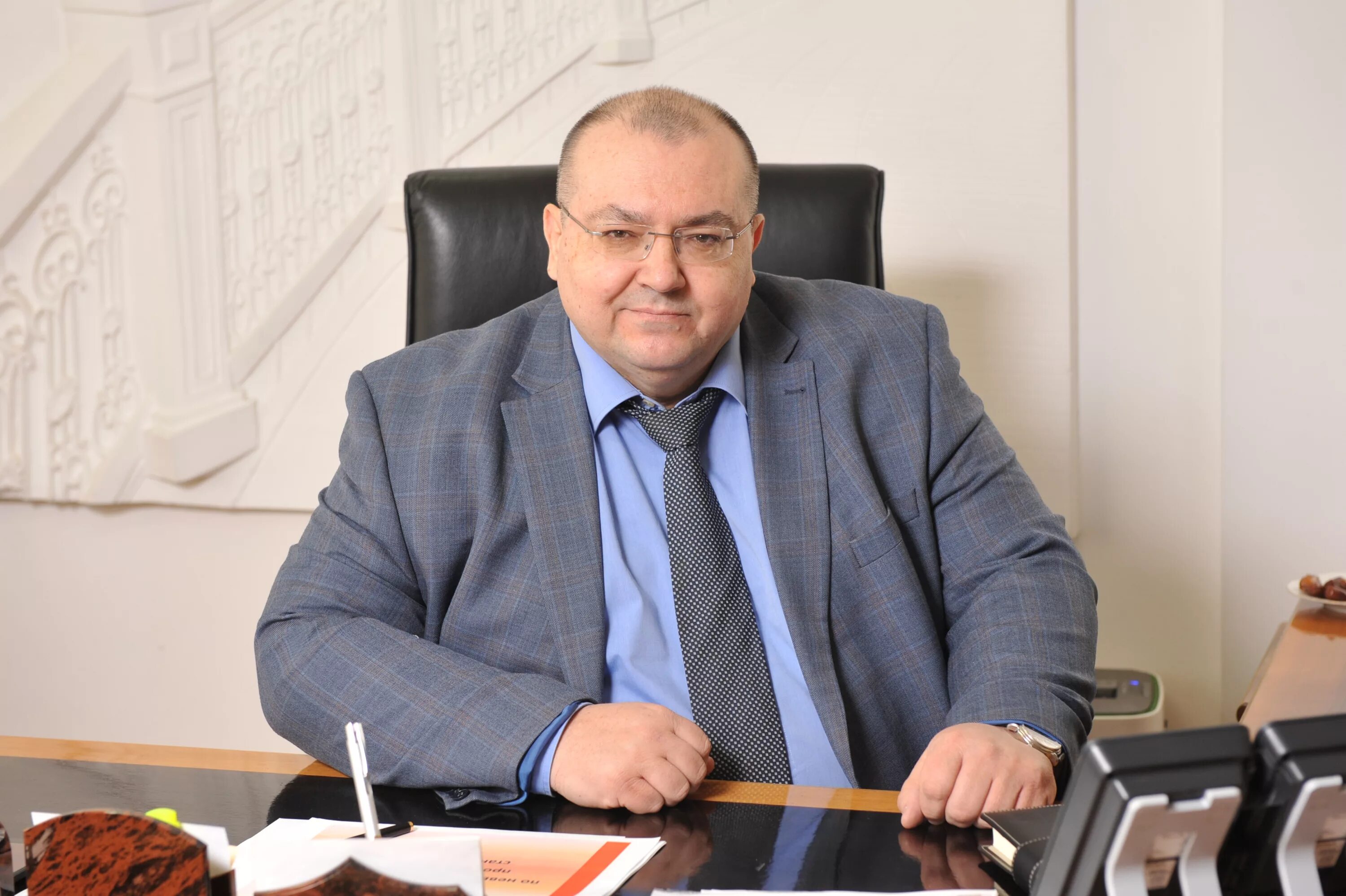Директор руководит