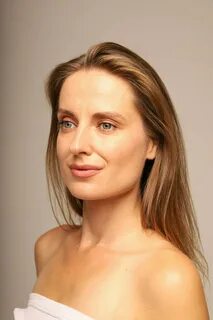 Порно: Ескі қаңғыбас жігіттер қоқыс үйіндісінде қызды сиқырлайды