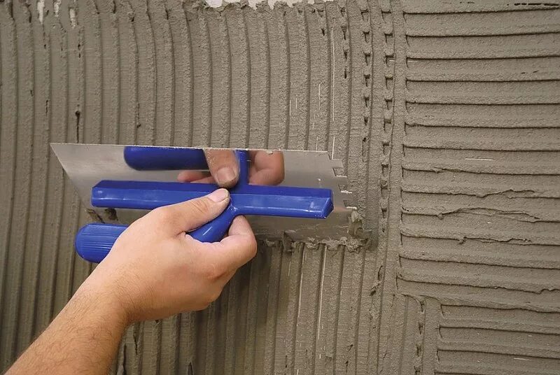 Можно ли клеем штукатурить стены