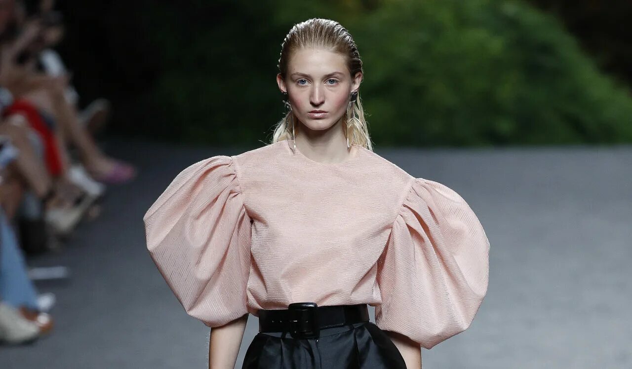 Модные блузы. Модные рукава для платья 2023. Платье с пышными рукавами подиум. Модные рукава в 2023 году. Летняя женская одежда.