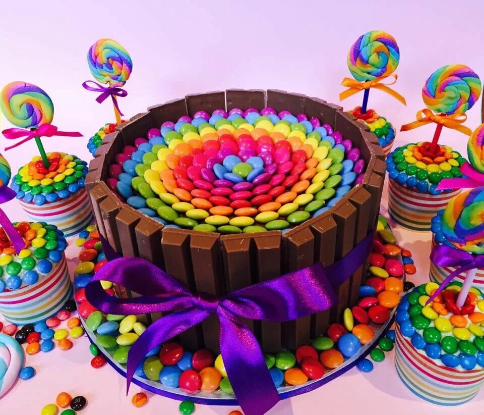 Цветное день рождения. Украшение торта Радуга. Разноцветный тортик. Торт Радужный. Яркий торт.
