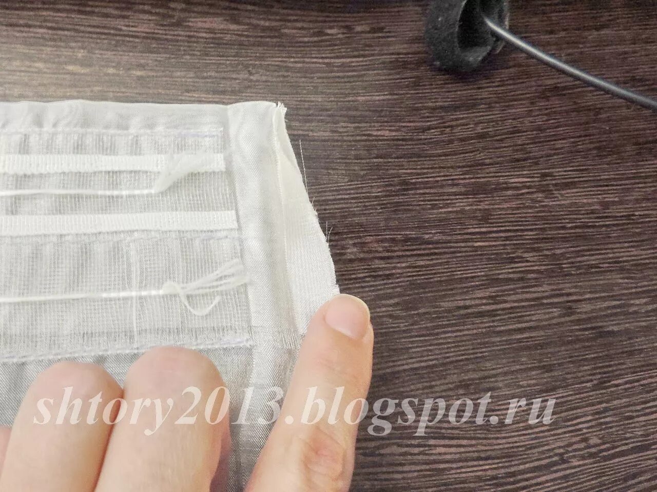 Как правильно вставить крючки в шторную ленту. Как пришить шторную ленту на тюль. как правильно вставлять крючки в шторную ленту. как правильно сшить тюль со шторной лентой пошагово. как пришить шторную ленту к плиссированной тюли.