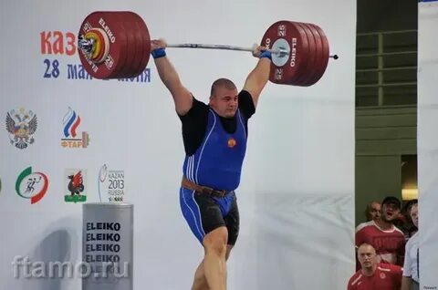 Штангист поднимает гирю массой 24кг на высоту