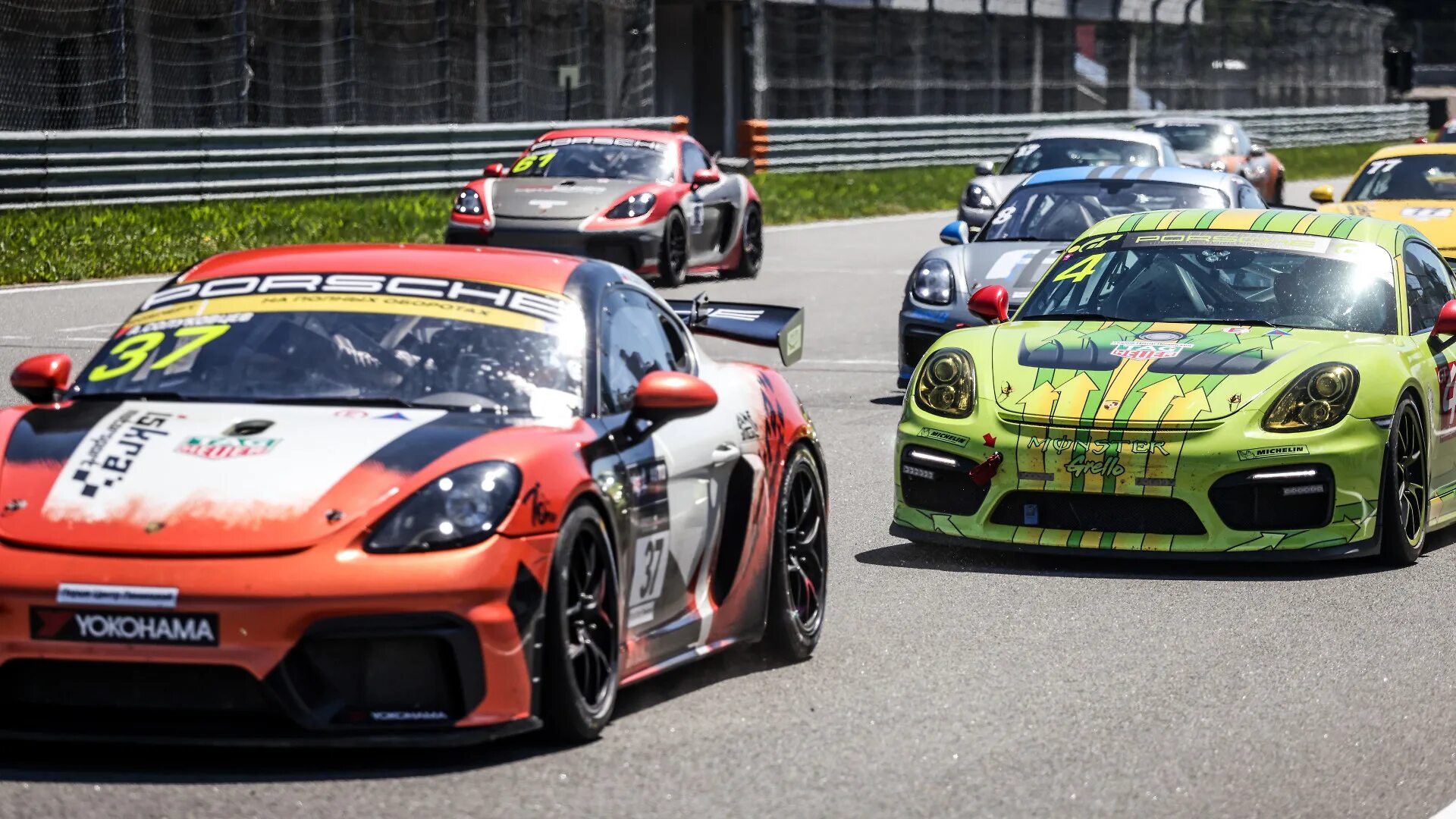 Гоночная машина на финише. Moscow raceway porsche. Фокус 3 кольцевые гонки. Автоспорт машины. Автоспорт во франции.