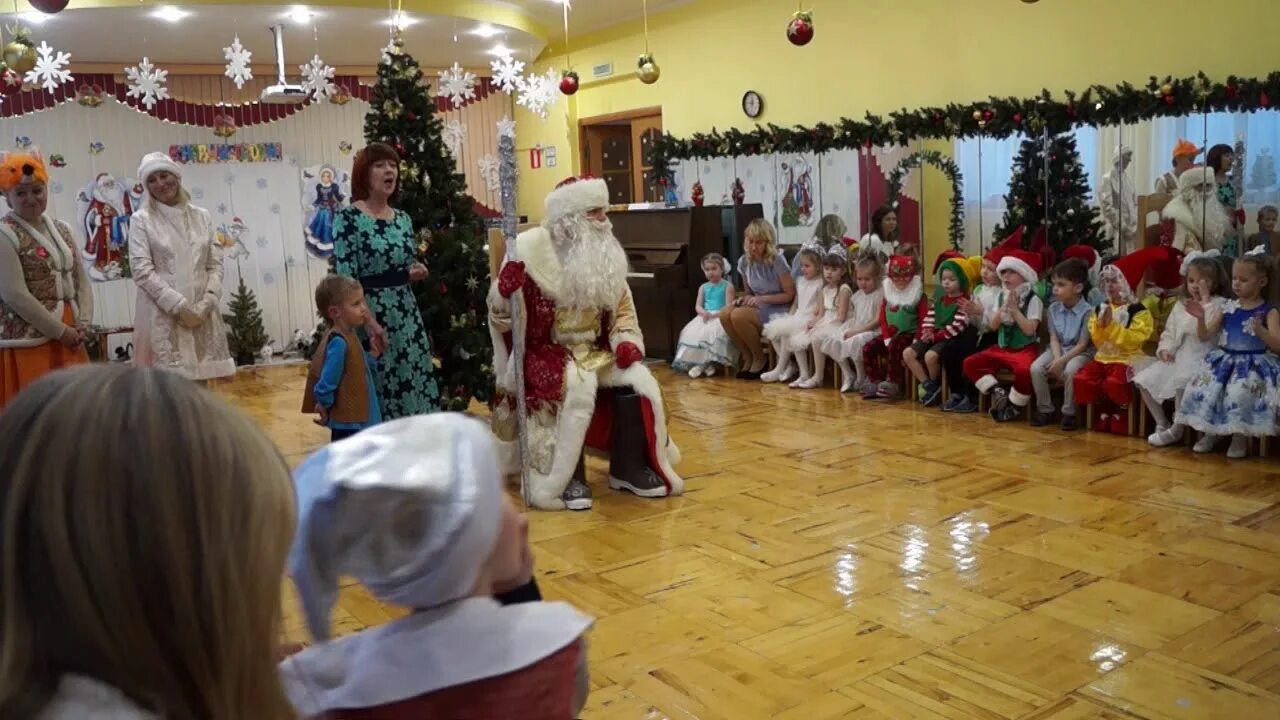 Выступление в садике. Новогоднее выступление в детском саду. Выступление на новый год в школе. Новогоднее выступление в школе. Новогоднее выступление класса в школе.