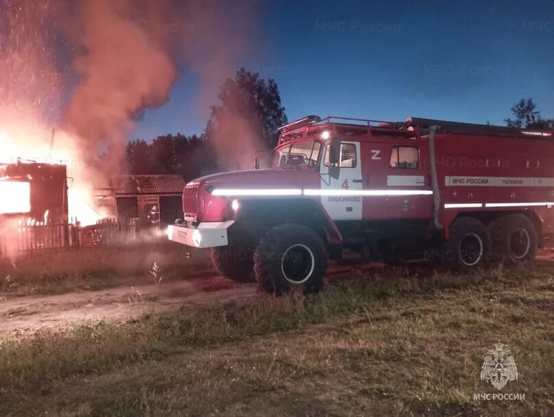 Новости 6 2023. Лесные пожары. Пожар в деревне. Пожар в Людиново. Дом горит.