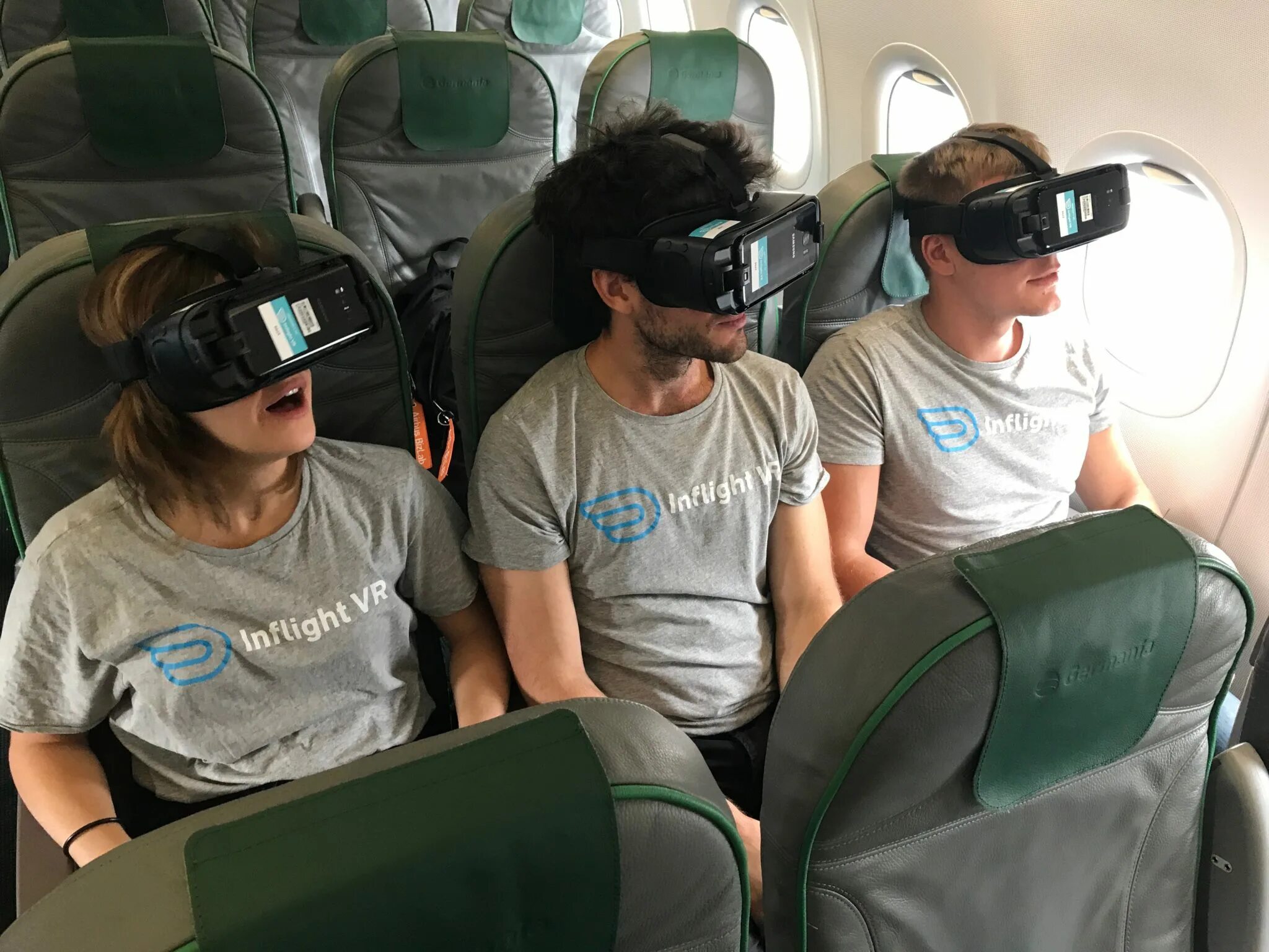 Самолеты vr. Виртуальная реальность самолет. Очки виртуальной реальности самолет. VR В авиации. Дополненная реальность в самолете.