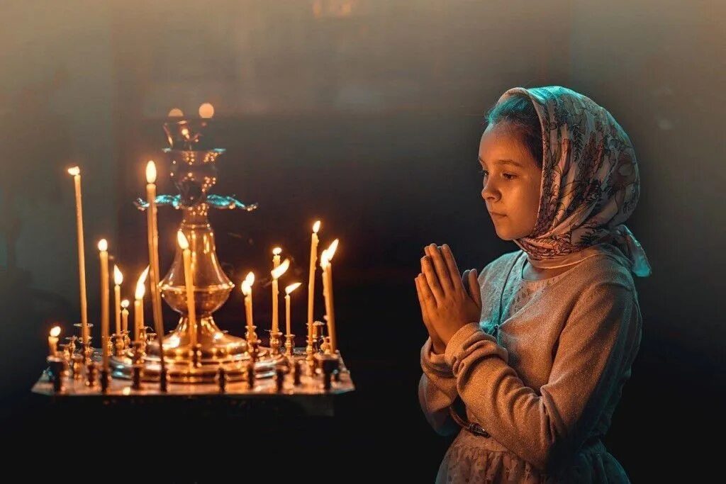 Человек молится в храме. Люди в храме. Молитва в церкви. Фотосессия в храме. Можно ли молиться перед иконой