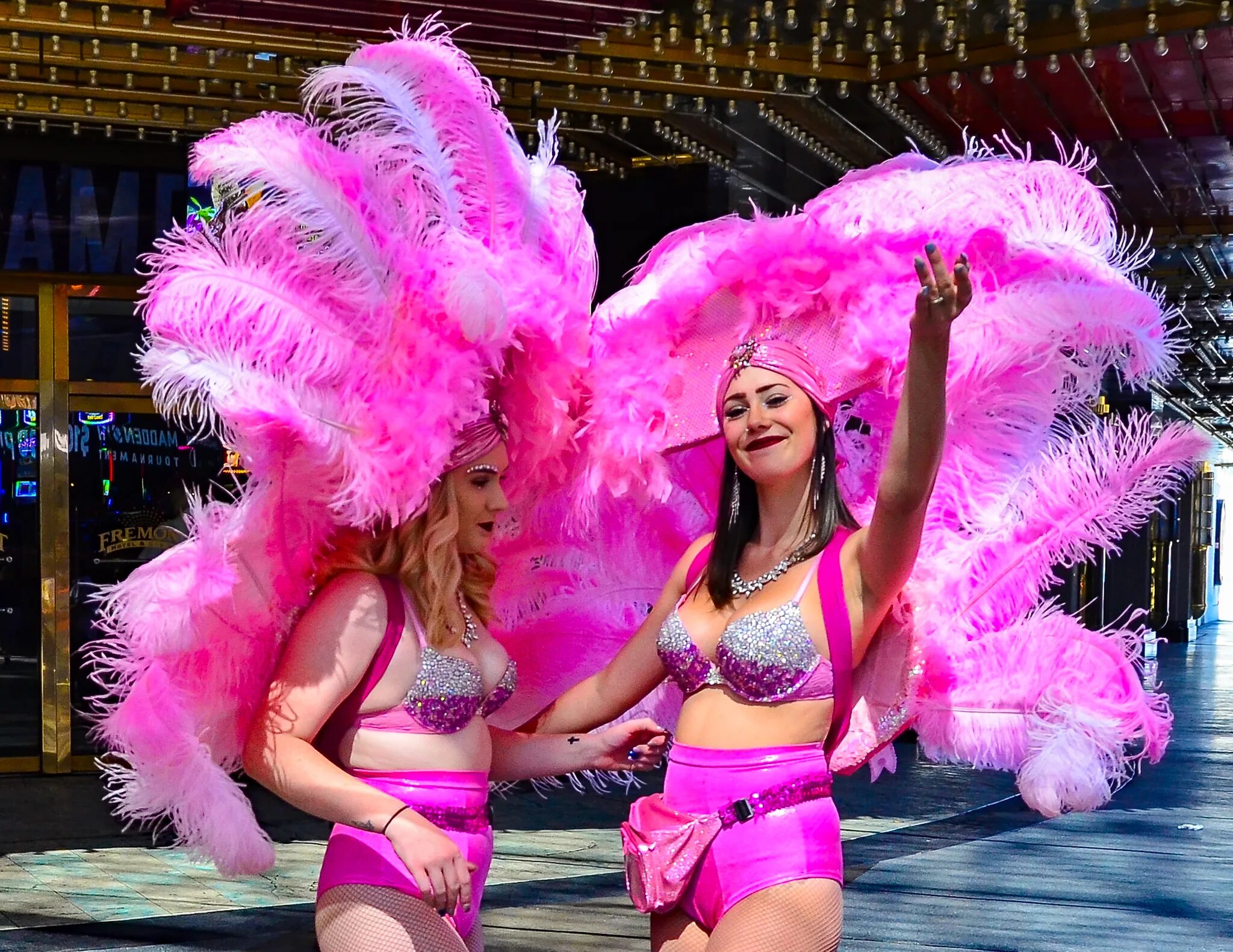 Шоу девушки видео. Las Vegas Showgirls hot. Las Vegas show girls on Street.