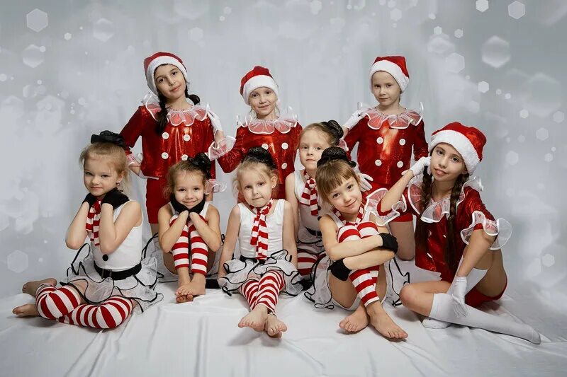 Новогодние костюмы для шоу балета. Танец на новый год. Новогодние костюмы сценические. Идеи новогоднего танца. Новогодние танцы.