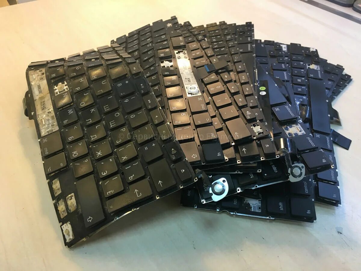 Клавиатура титана ченела. Клавиатура сломалась. Разбитая клавиатура. Разбитая клавиатура. Сломанная клавиатура игровая.