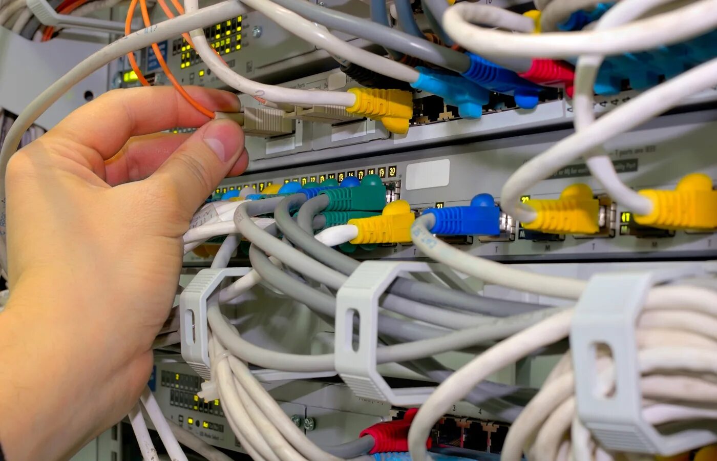 Следующее проверьте сетевые кабели. Проверка сетевого кабеля. Прибор для проверки локальной сети. Сетевой инженер. Стенд для проверки сетевых кабелей.