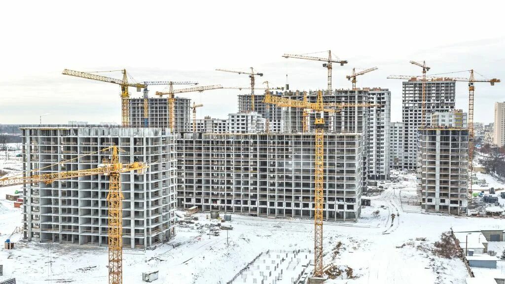 Новостройки стройка. Реновация новый дом. Стройка домов многоэтажных. Стройка многоквартирного дома. Стройка здания.
