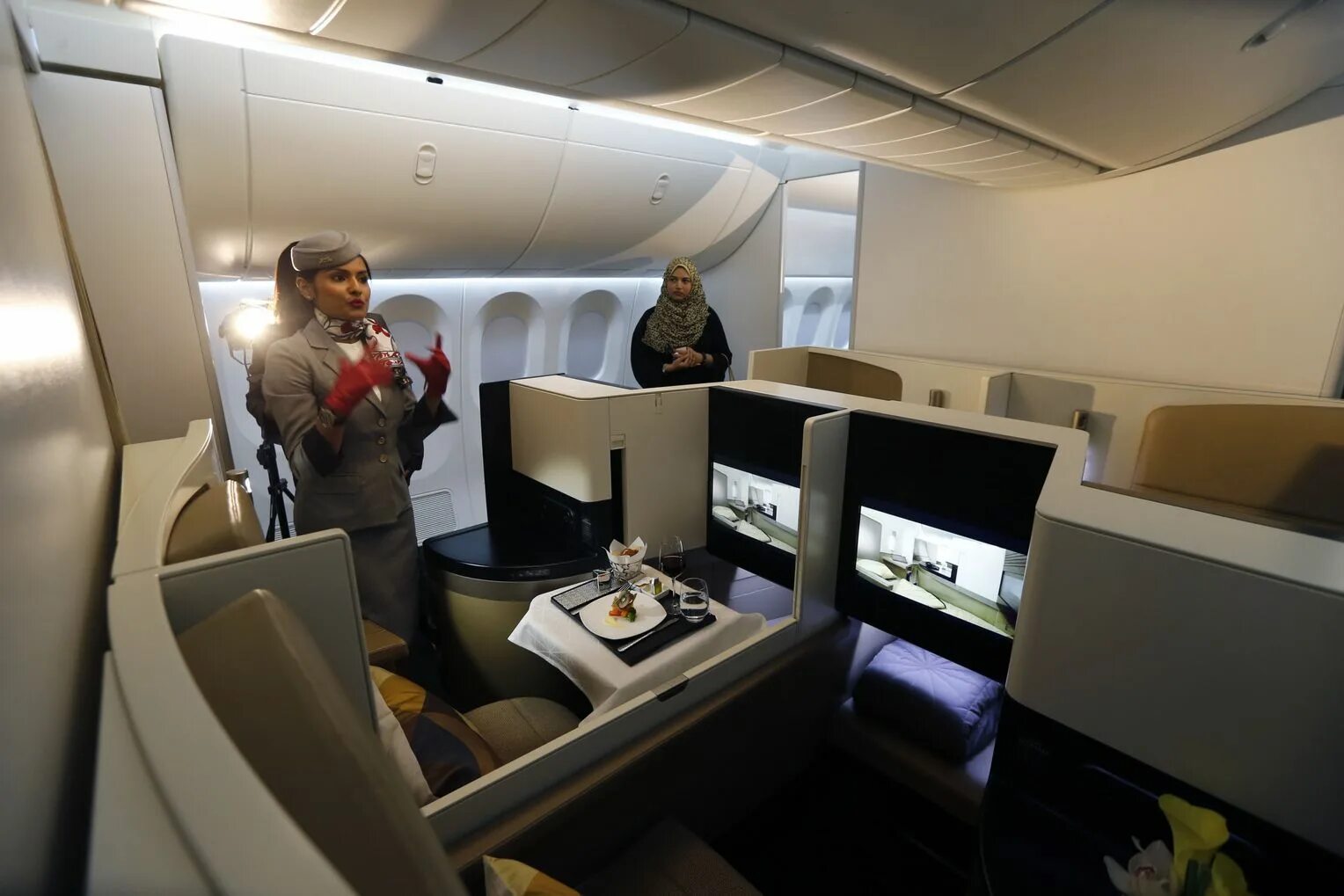 A380 etihad. Bbj 787-8. Boeing 787-8 bbj салон. Airbus a380 emirates первый класс. Airbus a380 первый класс.