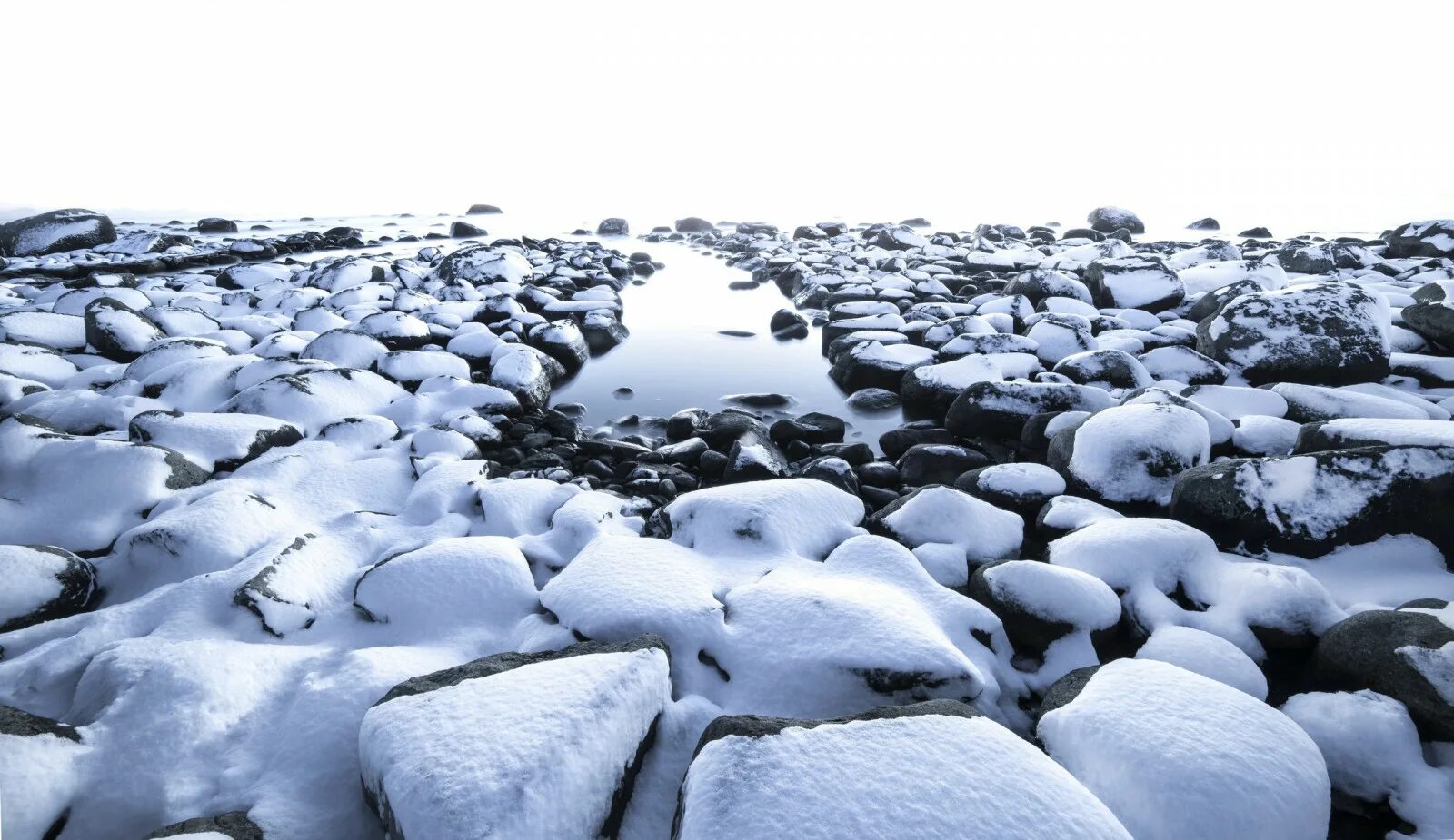 Камень снег. Камни под снегом. снег на земле. камни в снегу. валуны на снегу.