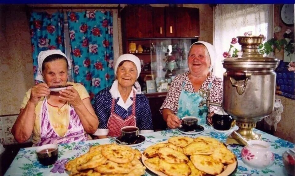 Бабушка село. Бабушка в деревне. Деревенская бабушка. Бабушка угощает. Бабуля в деревне.