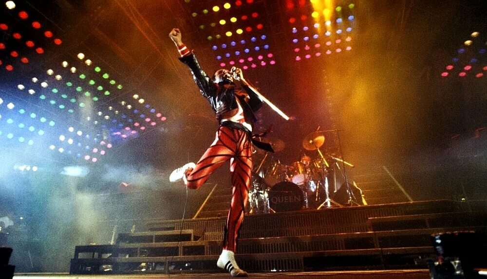 Концерт группы квин. Freddie Mercury 1984. Queen Live 1984. Группа куин Фредди Меркьюри. Фредди Меркьюри на концерте 1984.
