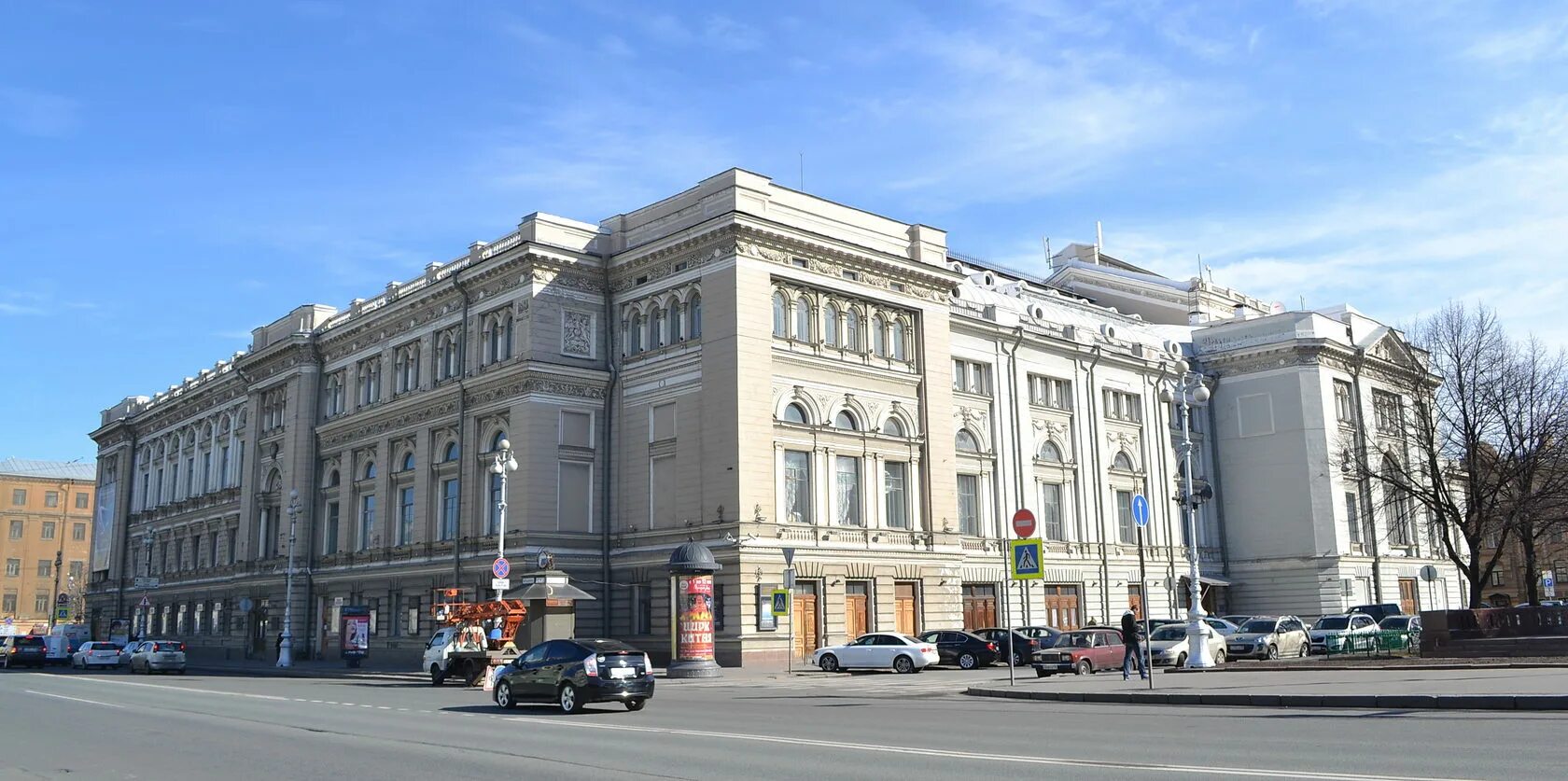 Театральная площадь у консерватории в СПБ. Консерватория имени Римского Корсакова. Петербургская консерватория Римского Корсакова. Римский Корсаков консерватория. Театральная дом 3