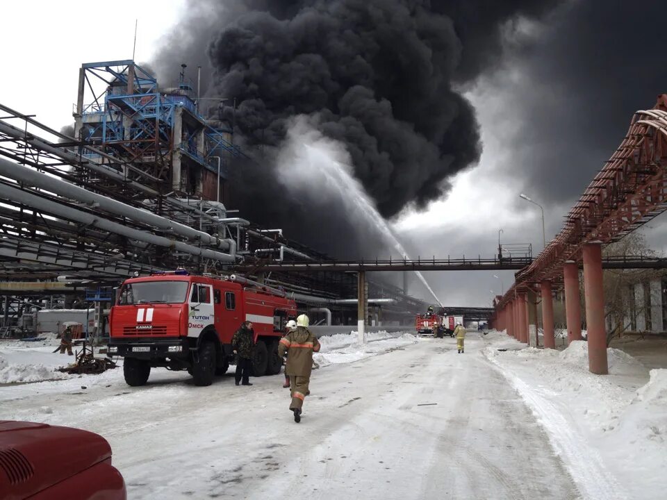 Каучук Омск завод пожар. Взрыв Омский каучук 2014. Взрыв на комбинате Омский каучук. Завод Синтез каучук Воронеж пожар.