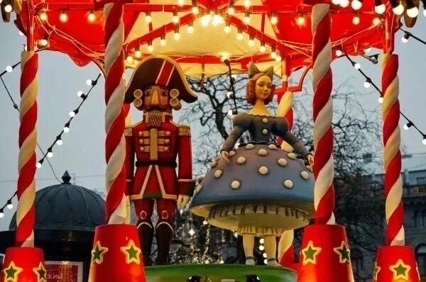 Щелкунчик на площади. Манежная площадь санкт-петербург щелкунчик. Новогоднее шоу щелкунчик плющенко. Ледовое шоу щелкунчик плющенко. Щелкунчик на площади.