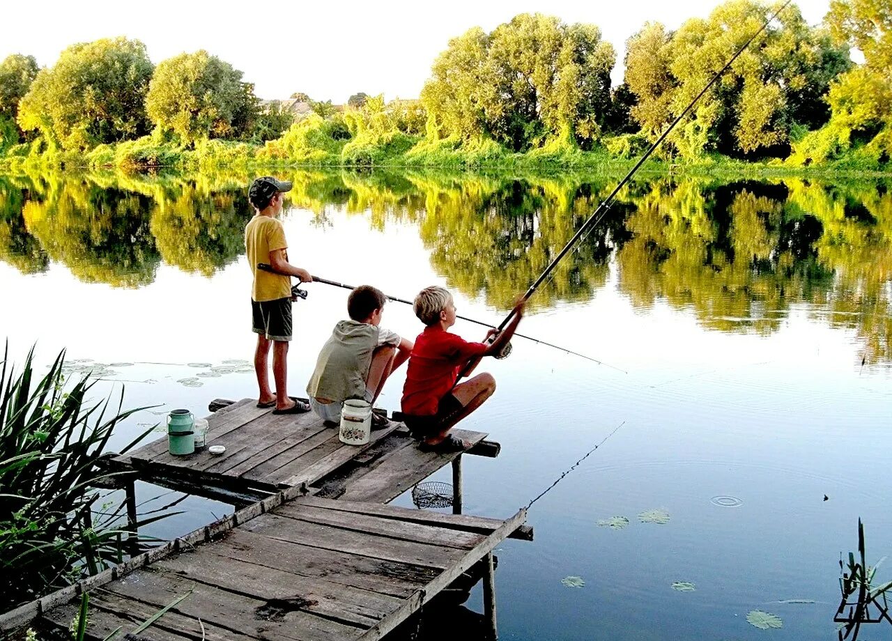 Каникулы на речке. Деревня рыбаки. Летом на речке. Деревенские рыбаки на реке. Рыбалка летом.