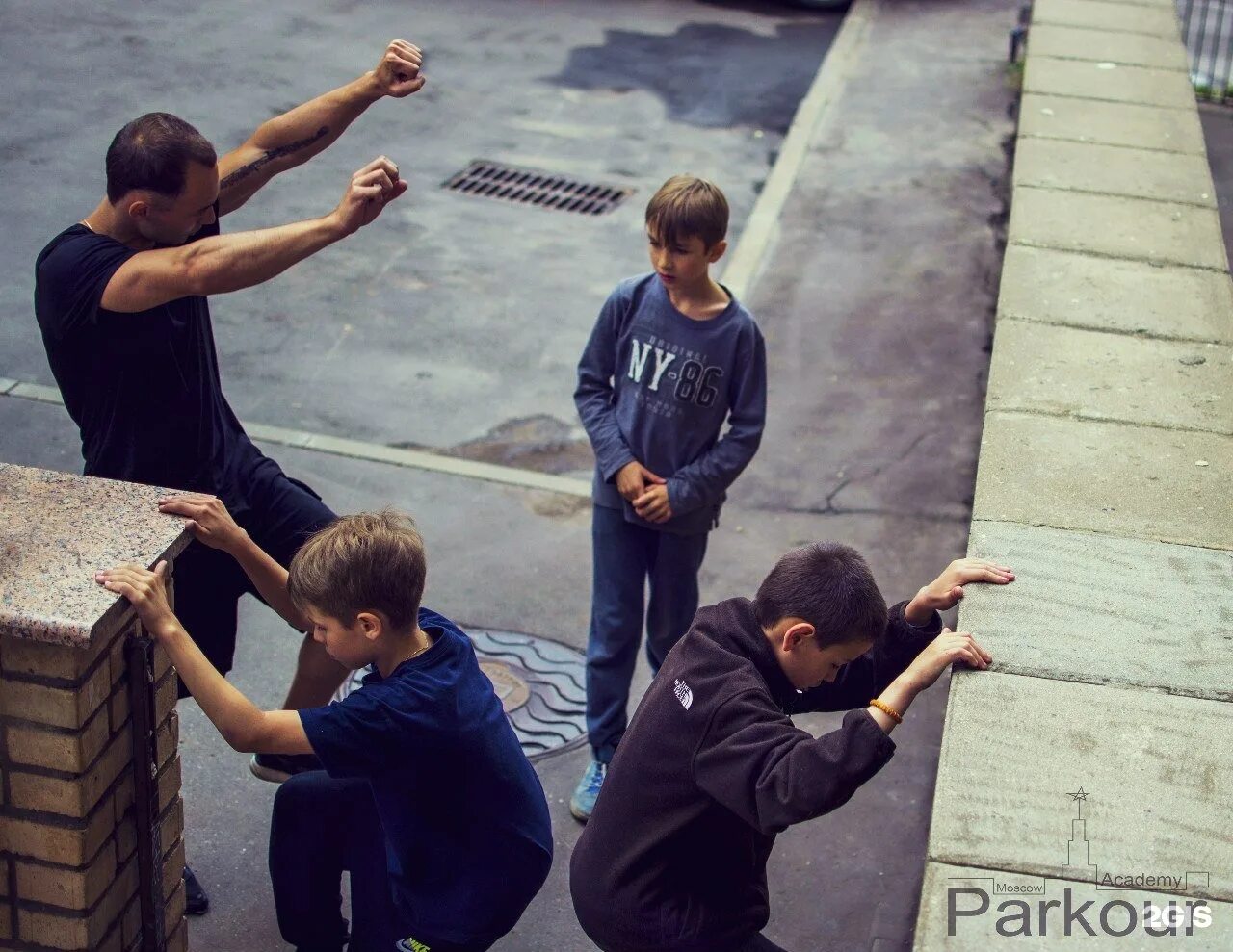 Лучшие друзья пацаны. 2 начинающих пацанов. Евгений ершов певец. Элемент ласточка на турнике. Уличные пацаны.