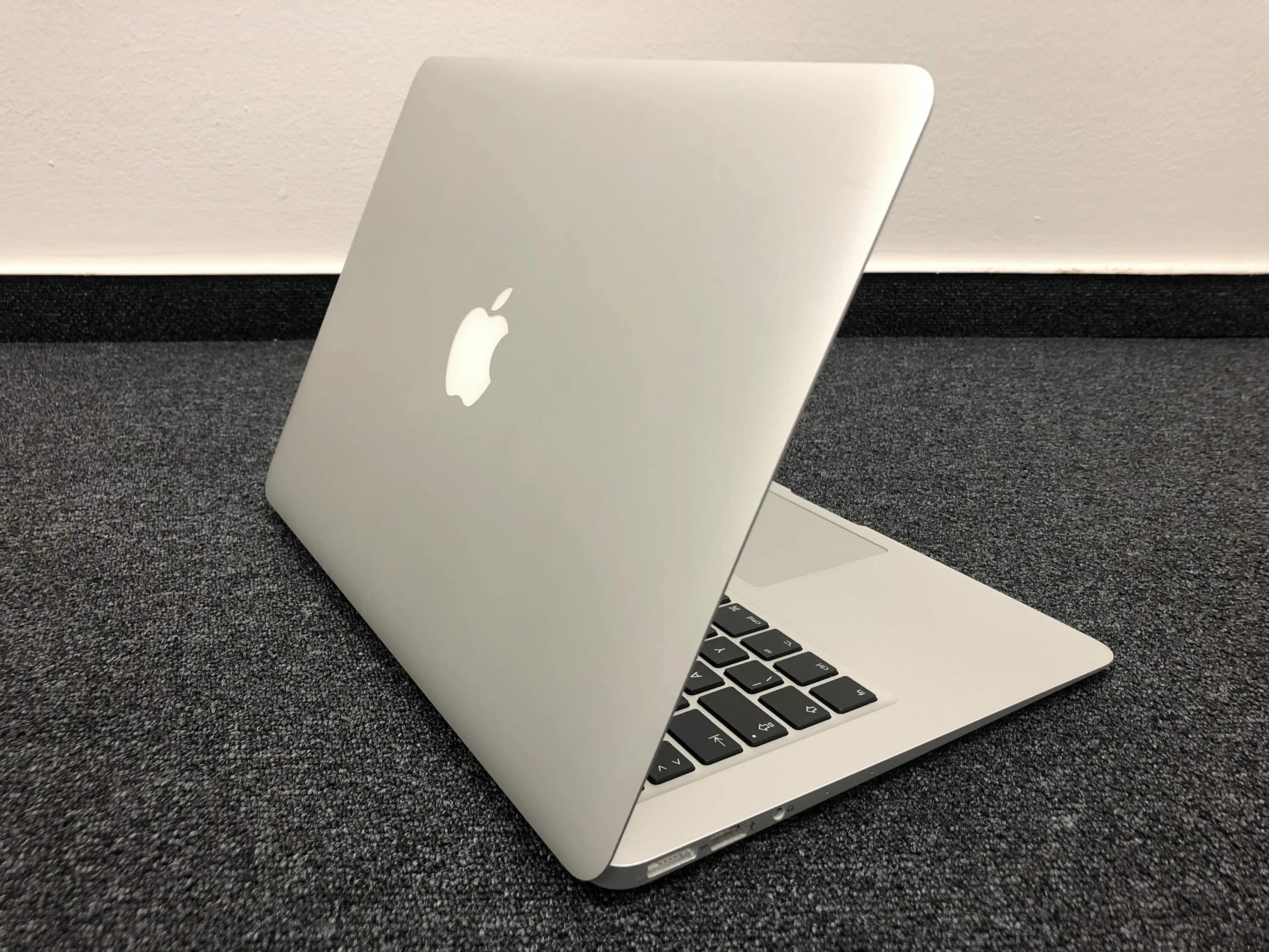 Макбук аир м3. Макбук Эйр 2019. MACBOOK Air 13 2015. Apple MACBOOK Air 13 2019. Макбук АИР 13 2019.