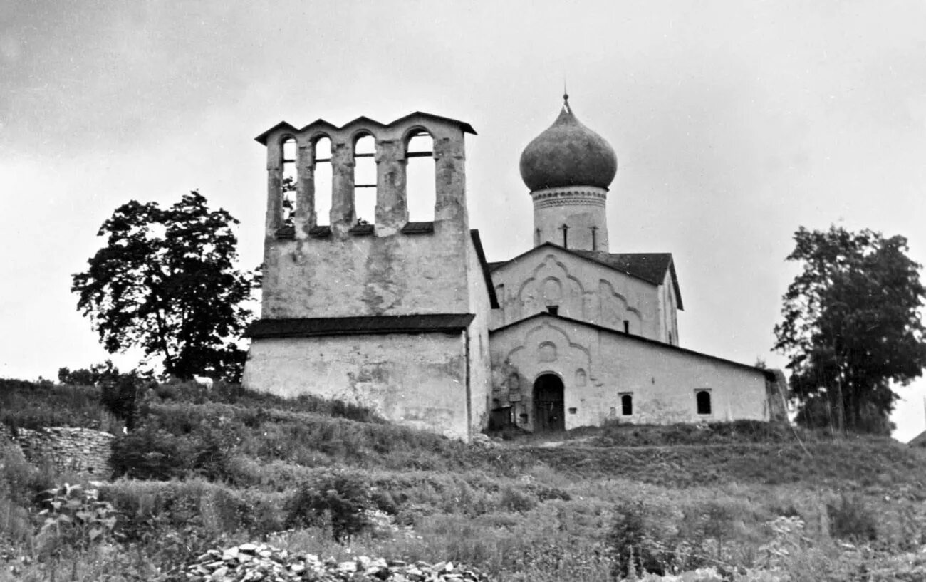 Церкви 13 14 века. Псковская школа Церковь. Псковская архитектура 14-15 века. Псковская школа зодчества храмы. Новгородско-Псковская школа архитектура.