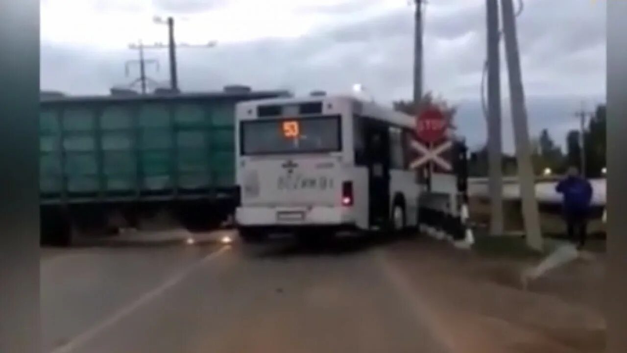 Автобус на жд переезде. Авария переезд автобус. В Казахстане поезд протаранил автобус. Столкновение автобуса и поезда на переезде.