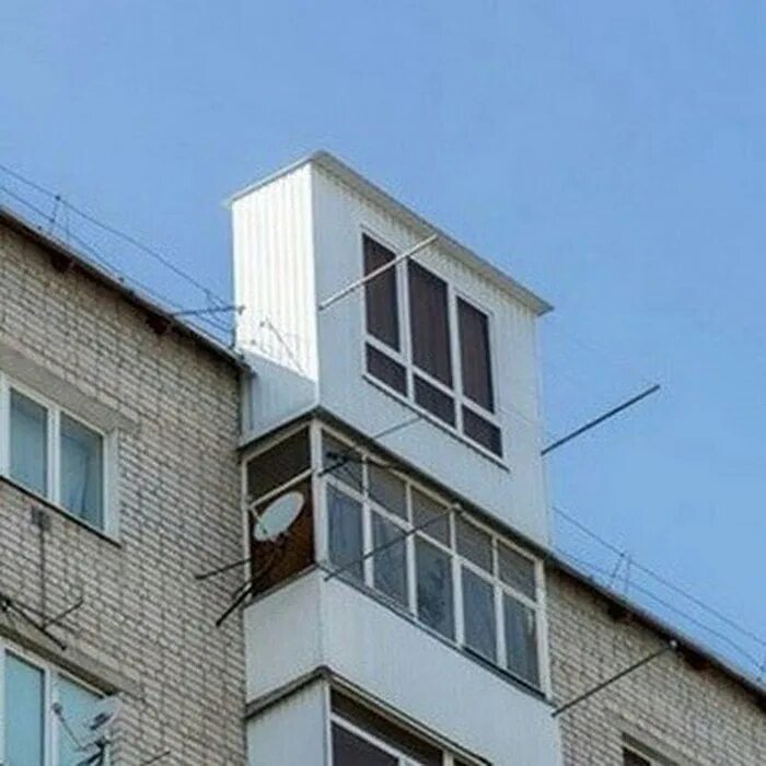 Воздух на первом этаже. Пристройка балкона. Пристрой балкона. Пристроенный балкон. Балконные пристройки.