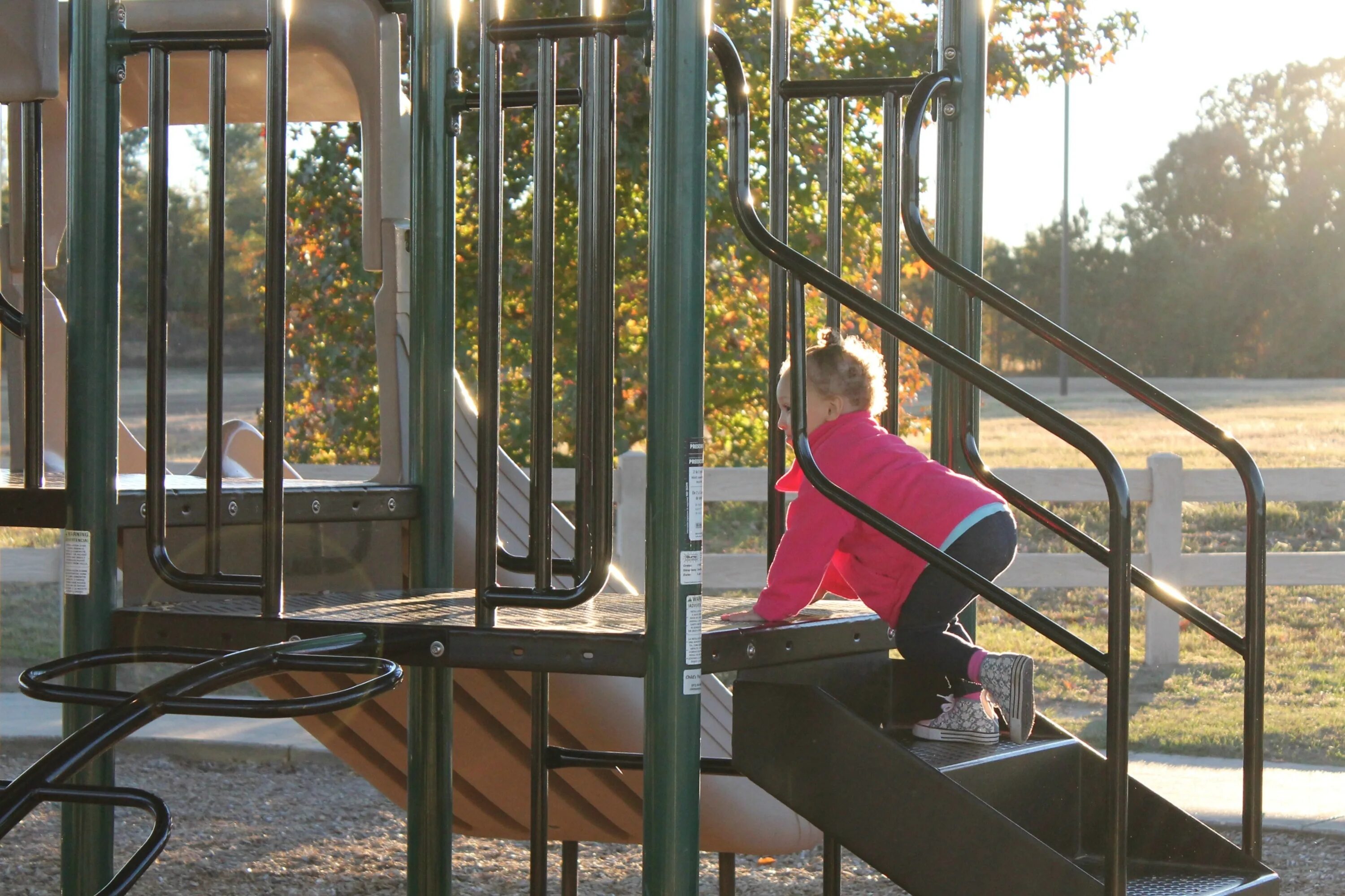 Less playground. Детская площадка дети осень. playground girls. playground describe the picture.