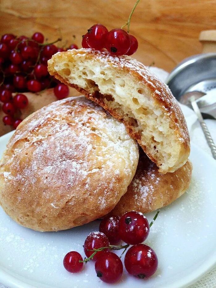 Сырники запеченные в духовке. Сырники на манке. Краковский сырник. Сырники в духовке. Пышный творожник в духовке.