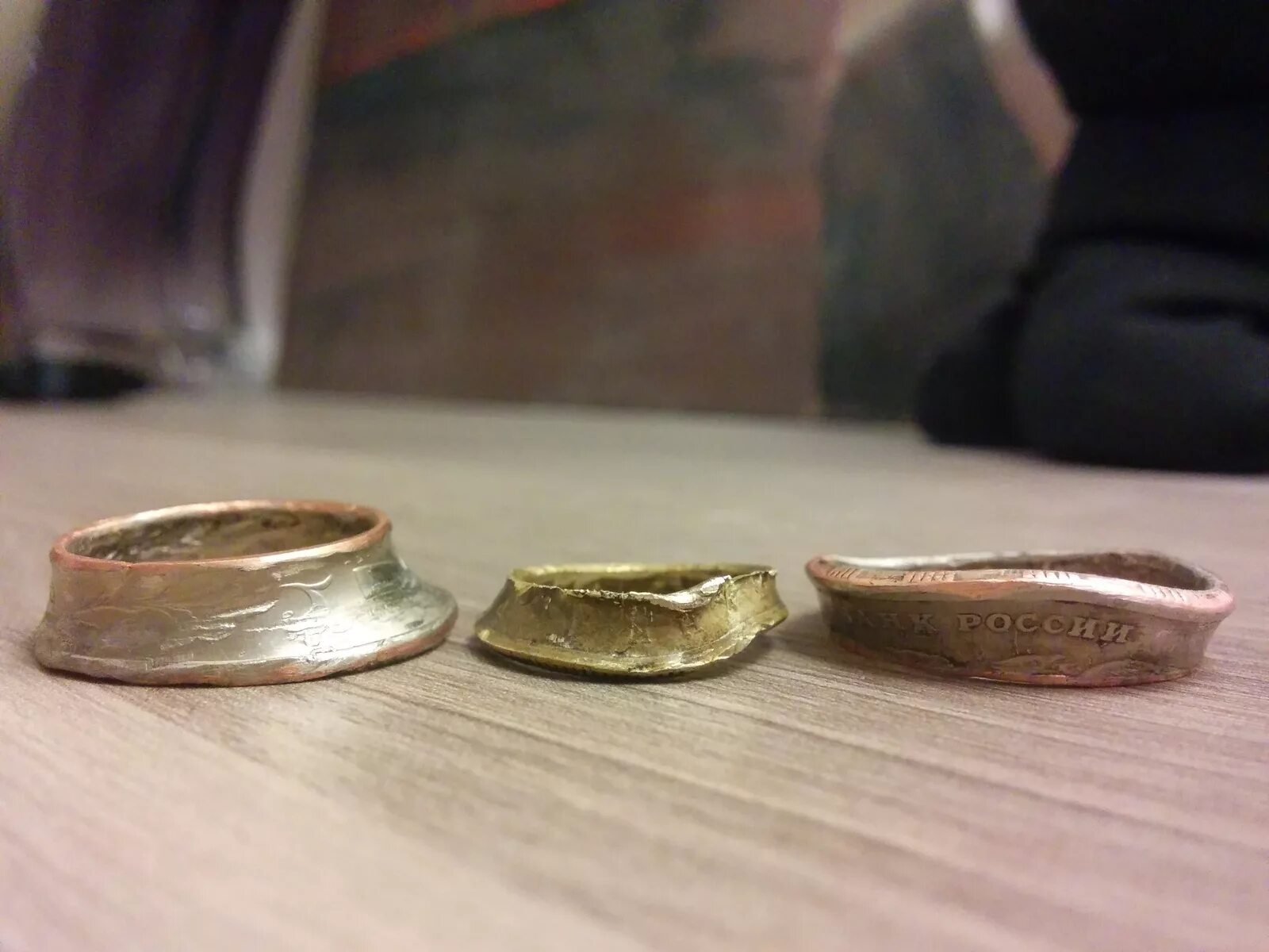 Кольцо из 5 рублей. Кольцо из монеты. Кольцо из монеты обручальное. Перстень из монеты. Самодельное кольцо из монеты.