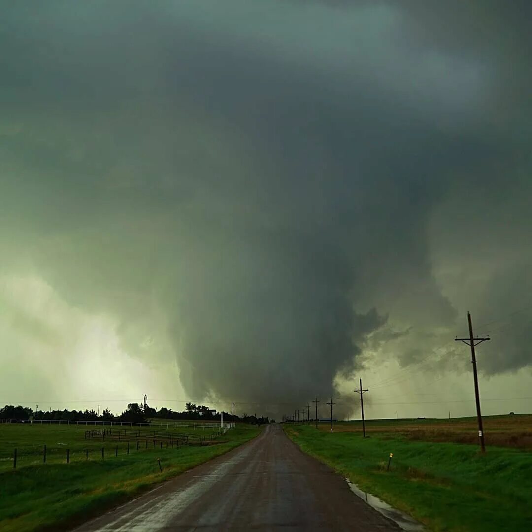 Торнадо с дождем. Торнадо в великобритании. Как получить шторм из сотни смерчей. Как получить шторм из сотни смерчей. Ураган катрина.