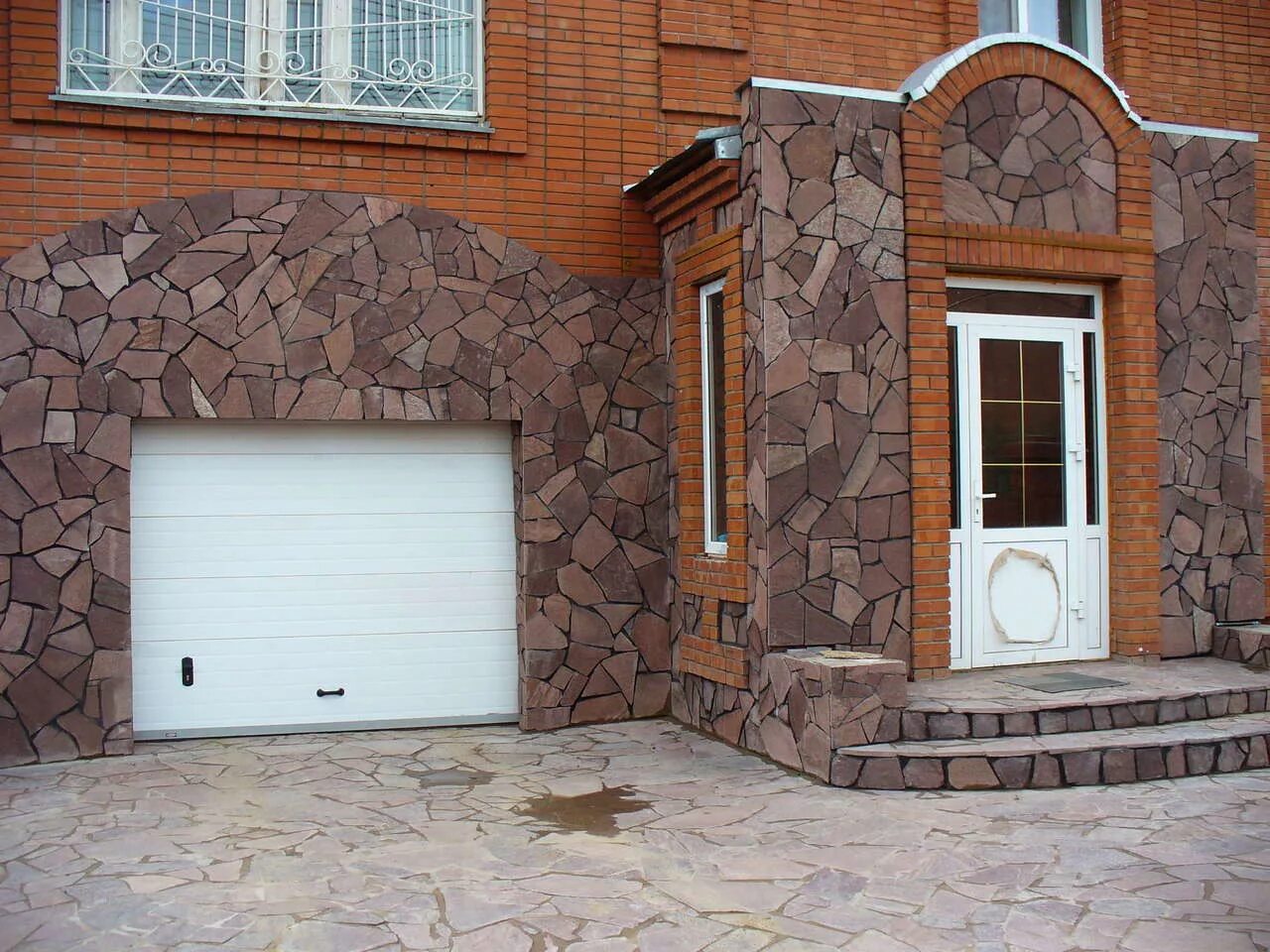 Дом отделанный камнем. Клинкерные термопанели дикий камень. Отделка фасада натуральным камнем. Дом с отделкой камнем. Фасад дома.