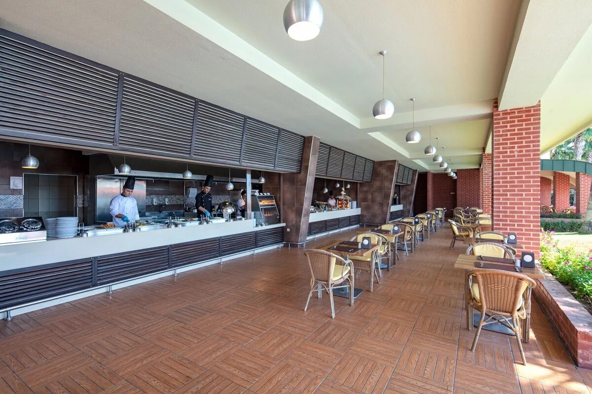 Sirene belek hotel 5. Sirena belek hotel 5 турция. Бары в турции. Пайн бич белек ресторан. Игровая комната альва донна анталья.