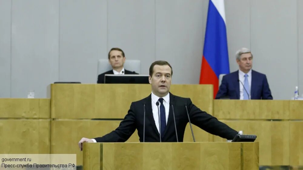Правительство пресса. Медведев новая экономическая реальность. Медведев в полный рост.