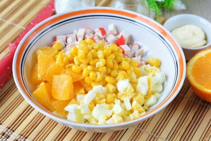 Кукуруза консервированная крабовые палочки салат. Салат с апельсином и крабовыми палочками и кукурузой. Салат с апельсином и крабовыми палочками. Салат с крабовыми палочками и кукурузой Ингредиенты.