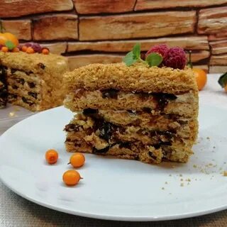 Торт с черносливом и орехами