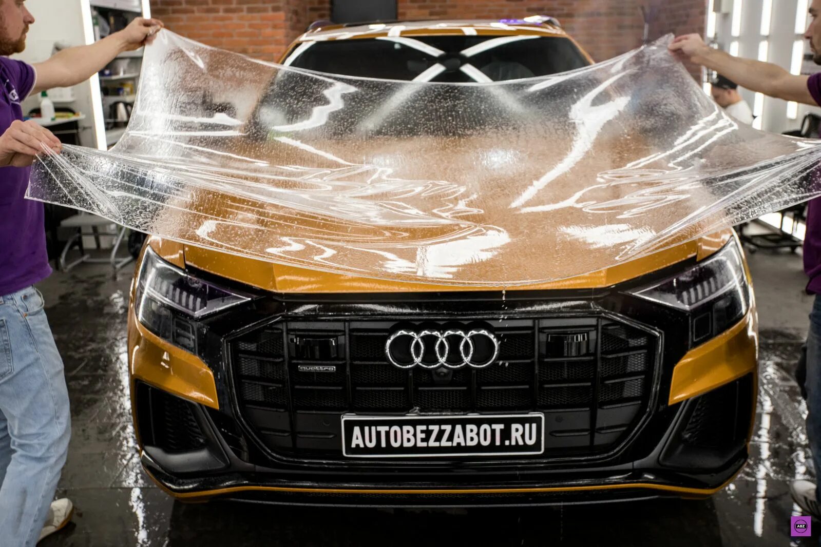 Машина пленка москва. Машина пленка москва. Машина в пленке. Цветная бронепленка на авто. Шкода рапид винилография.