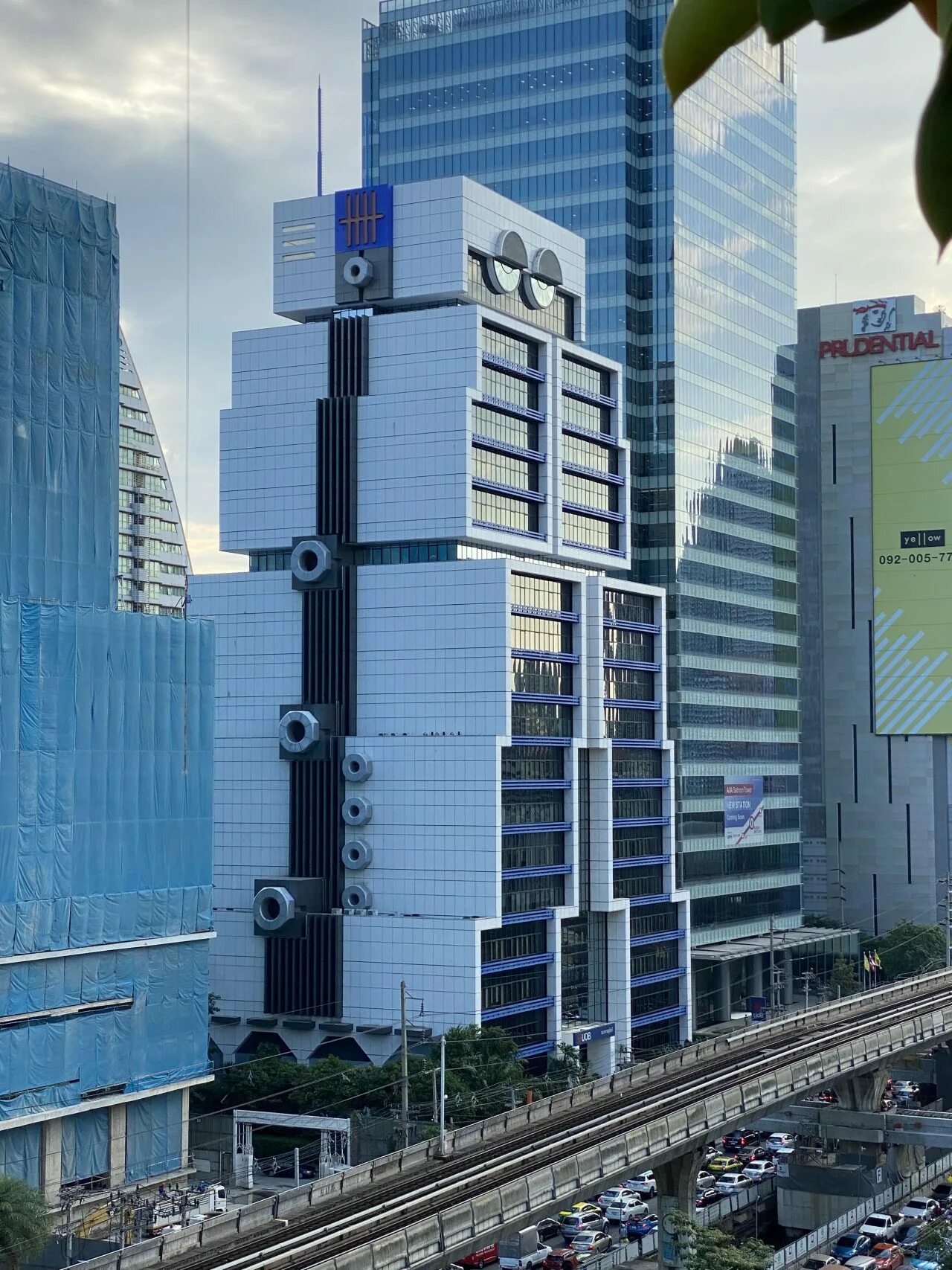 Robot building. Дом робот в бангкоке. Uob bank thailand bangkok. «здание-робот» в бангкоке. Международный банк uob в бонкоге.