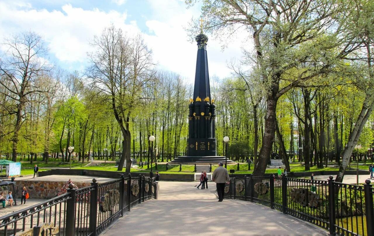 Лопатинский парк смоленск. Смоленск лопатинский сад летом. Парк соловьиная роща смоленск. М. Лопатинский парк смоленск.