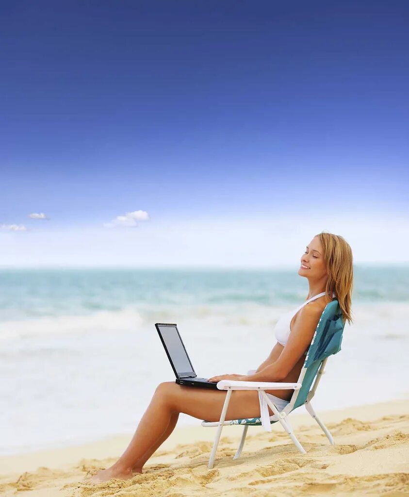 Заболел на отдыхе. Девушка с ноутбуком на пляже. С ноутбуком на море. Девушка с ноутом на пляже. Ноутбук на берегу моря.