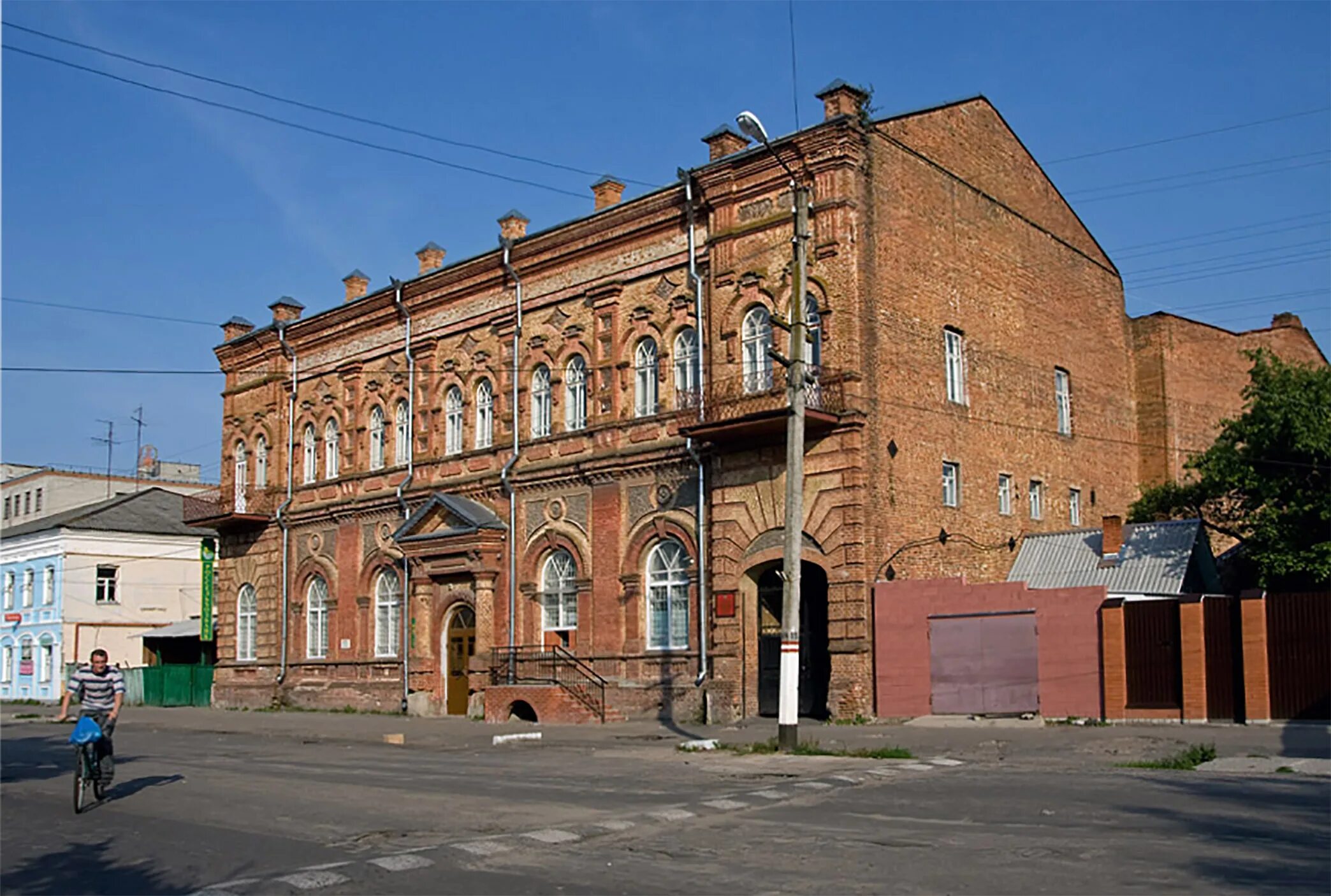 Новозыбков население. Город Новозыбков Брянской области. Новозыбков памятники архитектуры. Центральная аптека Новозыбков. Краеведческий музей Новозыбков.