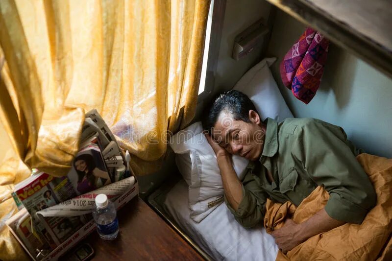Слипер человек. Ночной поезд люди спят. Спящий человек в электричке. Поезд усталый старик.